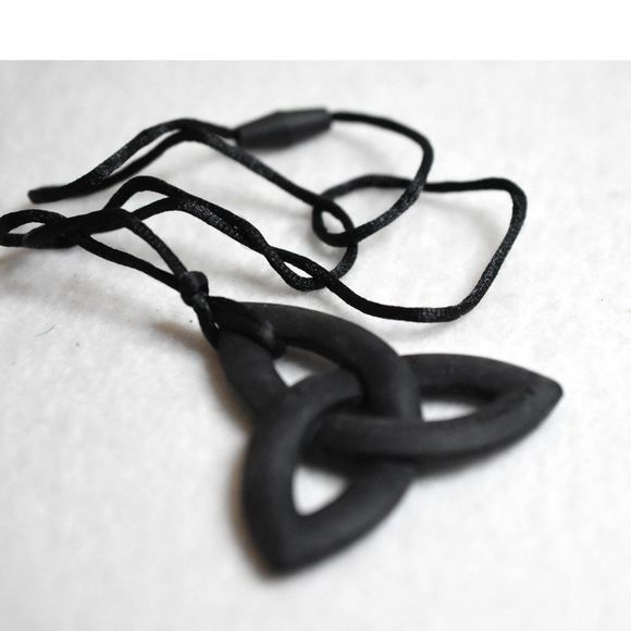Peacemaker Jewelry Trinity Celtic Knot Triquetra Pendant Black Silicone Necklace - Picture 3 of 3